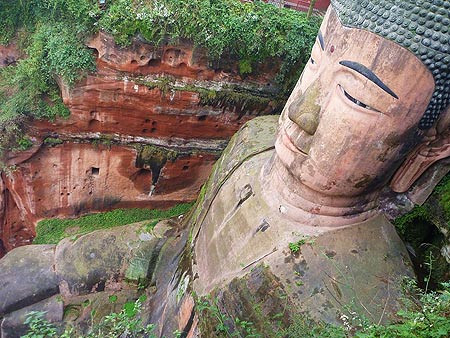 Kể từ khi tượng Phật hoàn thành, dòng nước sông hung dữ trở nên hiền hòa. Theo giải thích của các nhà khoa học, trong quá trình xây dựng, đá từ vách núi rơi xuống đáy sông, thay đổi dòng chảy, khiến con sông an toàn hơn.
