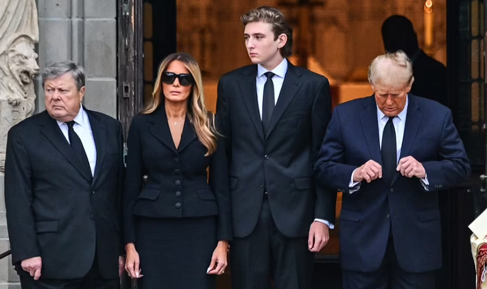 Có thể thấy, cậu út nhà ông Trump nổi bật với chiều cao hơn 2 m khi đứng cạnh người thân. Ảnh: Getty.