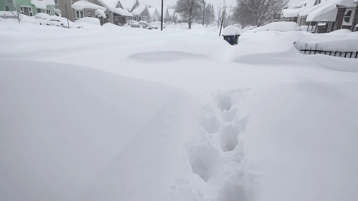 Ở Buffalo, New York, người dân phải đi bộ qua lớp tuyết mới dày ít nhất 45 cm. Thời tiết khắc nghiệt khiến nhiều trường phải đóng cửa, chính quyền phải banh hành lệnh cấm đi lại ở nhiều vùng ngoại ô.