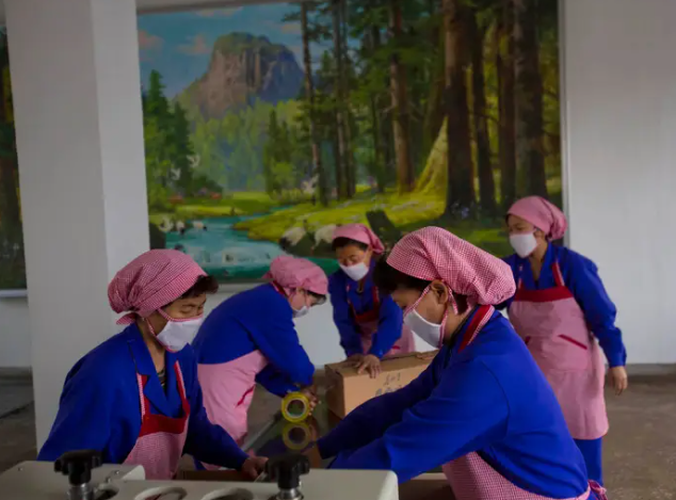 Những nữ công nhân Triều Tiên đóng gói xà phòng tại một nhà máy mỹ phẩm ở thủ đô Bình Nhưỡng ngày 12/1/2013.
