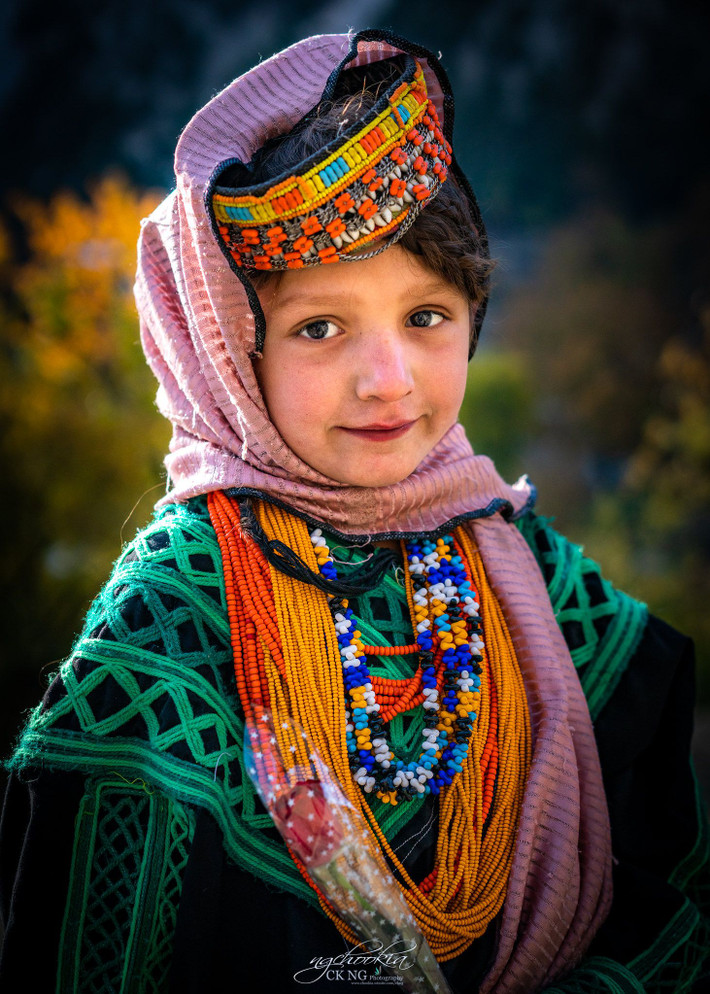 Cũng giống như nhiều bộ tộc khác, phụ nữ Kalash thường chăm lo gia đình, trồng trọt, lấy củi, còn đàn ông chăn nuôi, chủ yếu là chăn dê ở trong rừng. Ảnh: Pinterest.