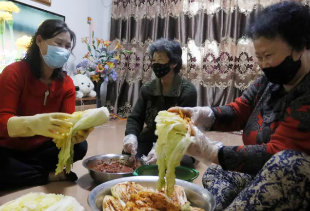 Một gia đình ở Somun-dong, Bình Nhưỡng, cùng hàng xóm chuẩn bị kim chi cho mùa đông tại nhà. Ảnh chụp ngày 19/11/2020.