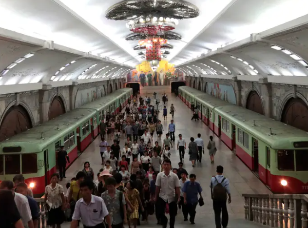 Hành khách đi bộ trong ga tàu điện ngầm Puhung ở Bình Nhưỡng ngày 11/9/2019.