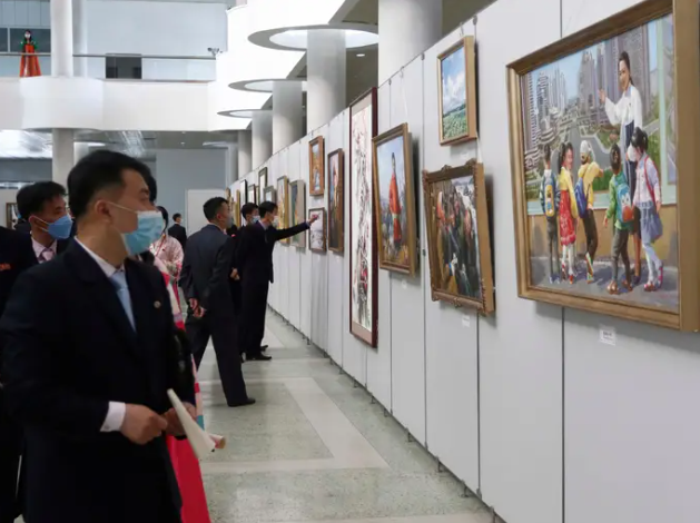 Mọi người xem tranh tại một triển lãm ở Bình Nhưỡng ngày 11/5/2021.