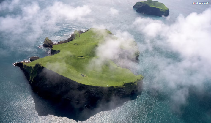 1. Ngôi nhà cô đơn trên đảo Elliðaey (Iceland). Sương mù dày đặc bao quanh hòn đảo cũng khiến nó trở nên hẻo lánh hơn với tầm nhìn hạn chế. Ảnh: Shutterstock.