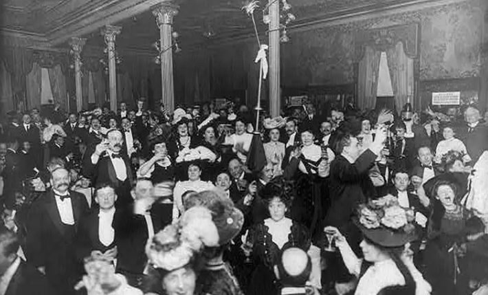 Bữa tiệc đêm Giao thừa năm 1907 tại nhà hàng Martin ở thành phố New York.