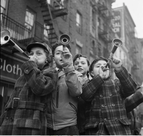 Trẻ em thổi kèn trên phố Bleecker ở thành phố New York vào ngày đầu năm mới năm 1943.