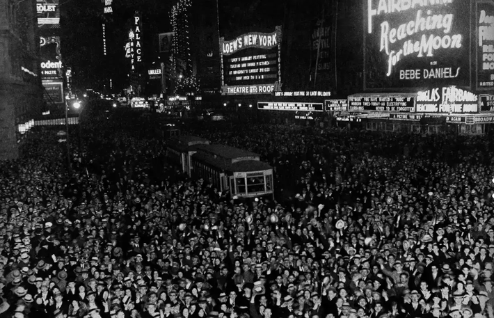 Đám đông đổ về Quảng trường Thời đại, New York (Mỹ), năm 1930.