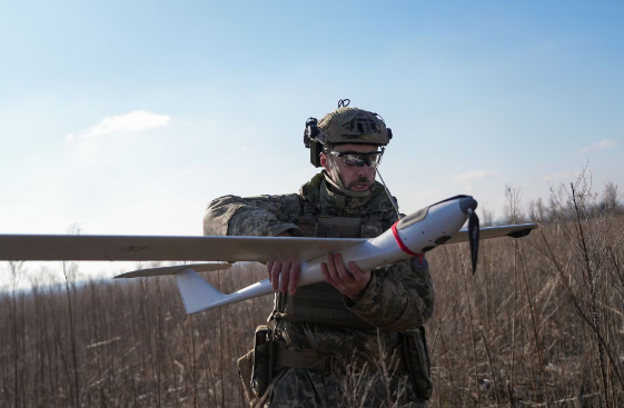 Một binh sĩ Ukraine cầm chiếc UAV Mara sau khi nó bay gần thị trấn Lyman ở vùng Donetsk ngày 19/1.