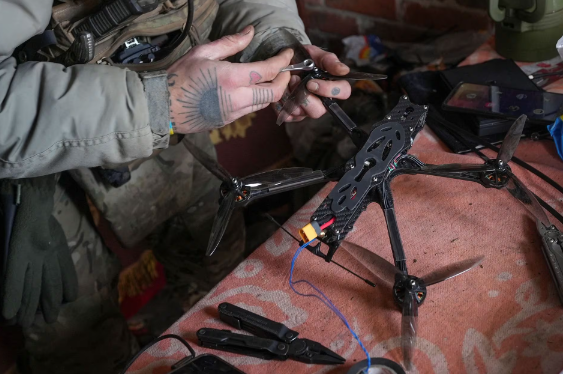 Lực lượng Ukraine chuẩn bị chiếc UAV FPV tại căn cứ gần thị trấn Horlivka ngày 17/1.