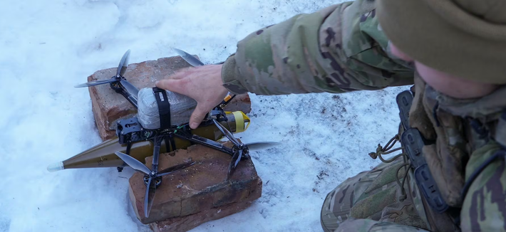 Một chiếc UAV FPV mang vỏ súng phóng lựu RPG-7 tại cứ điểm gần thị trấn Horlivka, ngày 17/1.