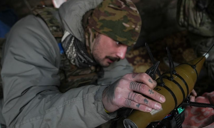 Một quân nhân Ukraine thuộc phi đội UAV Rarog gắn vỏ súng phóng lựu RPG-7 vào máy bay không người lái chế độ xem góc nhìn thứ nhất FPV tại một cứ điểm gần thị trấn Horlivka ở vùng Donetsk, ngày 17/1/2024.