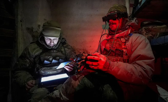 Binh sĩ Ukraine đang điều khiển chiếc UAV FPV tại một căn cứ gần thị trấn Horlivka.