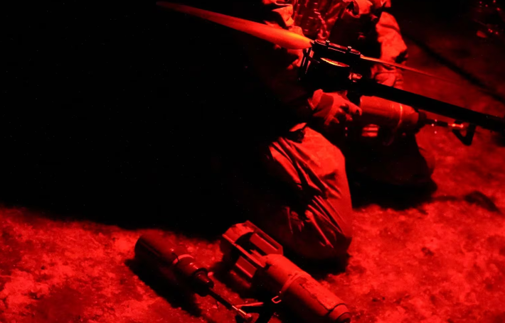 Quân nhân Ukraine gắn quả bom nhỏ vào chiếc drone Vampire trước khi điều khiển nó bay qua căn cứ của binh sĩ Nga gần thị trấn tiền tuyến Bakhmut ở vùng Donetsk, ngày 16/12/2023.