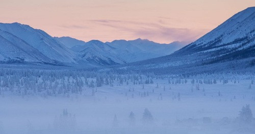 Tại ngôi làng Oymyakon trong vùng này, vào năm 1933, nhiệt độ được ghi nhận là - 67,7°C. Đây là một trong những nơi lạnh nhất trên hành tinh, vẫn có con người sinh sống và làm việc.