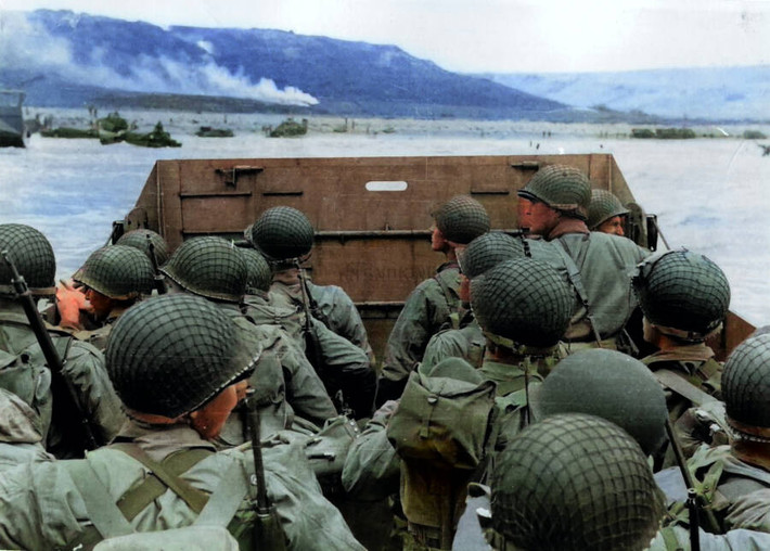 Những người lính Mỹ tiếp cận bãi biển Omaha ở Normandy vào ngày D-Day, 6/6/1944.