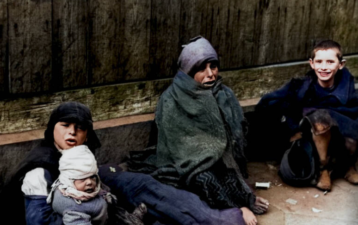 Bức ảnh chụp tại một khu ổ chuột Warsaw ở Ba Lan năm 1941.