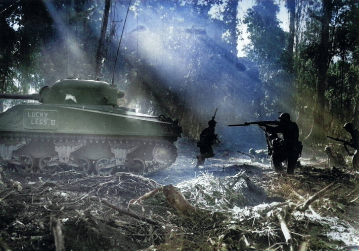 Binh lính Mỹ di chuyển trong rừng ở quần đảo Solomon năm 1944.