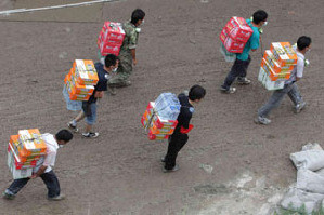 "Hơn 1.000 lều được dựng cho những người dân sơ tán", Tân Hoa Xã dẫn lời một quan chức chính quyền cho hay. Ảnh: CD.