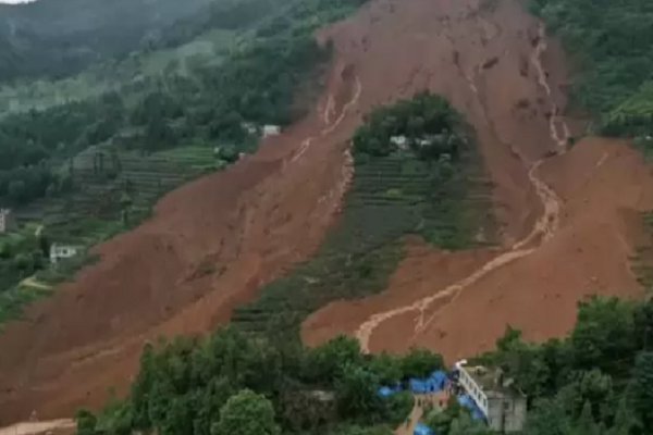 Tân Hoa Xã đưa tin, vụ lở đất xảy ra tại làng Liangshui, thị trấn Tangfang, Chiêu Thông, tỉnh Vân Nam, vào lúc 5h51 sáng ngày 22/1. (Nguồn ảnh: AP, THX, Reuters, IT)