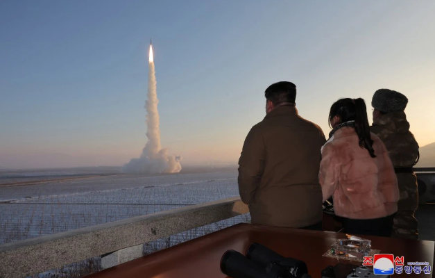 Trước đó, vào tháng 12/2023, KCNA công bố bộ ảnh về vụ phóng tên lửa đạn đạo xuyên lục địa Hwasong-18. Được biết, nhà lãnh đạo Triều Tiên Kim Jong Un và con gái đã cùng nhau theo dõi tên lửa phóng lên bầu trời. Ảnh: KCNA.