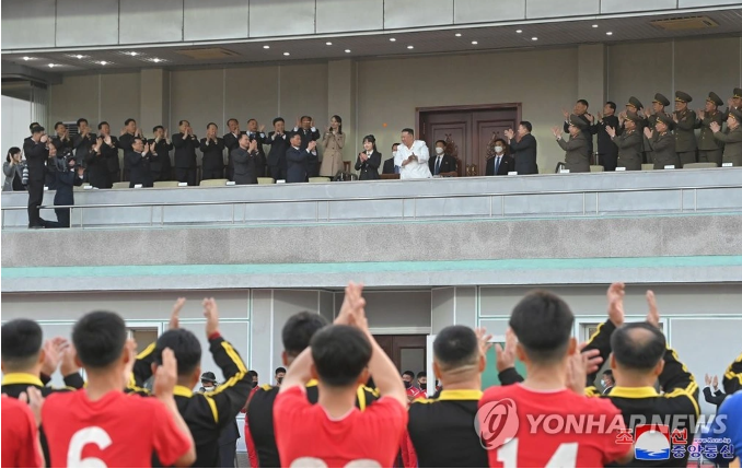 Trong những bức ảnh được đăng tải, bên cạnh nhà lãnh đạo Kim Jong Un và con gái, giới quan sát còn ghi nhận sự có mặt của bà Kim Yo Jong, em gái ông Kim Jong Un, và đông đảo quan chức cao cấp của chính phủ và quân đội Triều Tiên. Ảnh: Yonhap/KCNA.