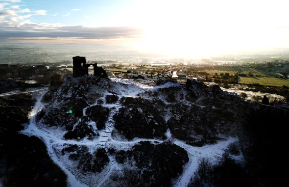 Tuyết phủ ở Mow Cop, Staffordshire, Anh, ngày 16/1.