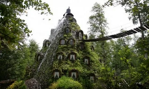 4. Khách sạn Magic Mountain ở Chile: Khách sạn này nằm trong Khu bảo tồn Huilo Huilo ở Patagonia. Khách sạn được xây dựng giống như một ngọn núi và chỉ có thể đến được bằng cầu treo.
