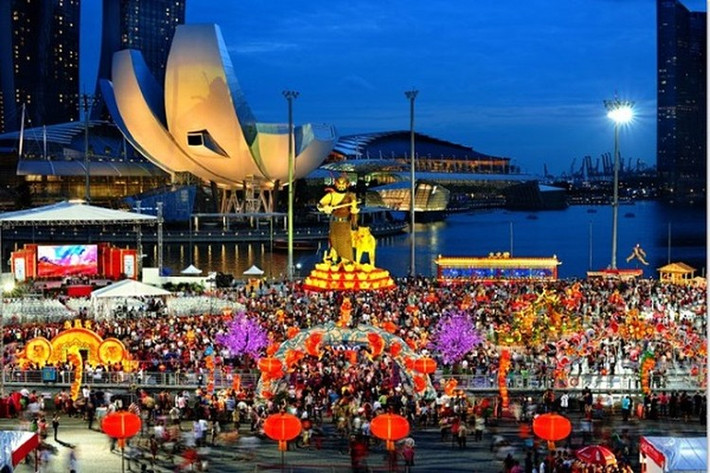Những ngày Tết ở Singapore lại khá đặc biệt, khi diễn ra 3 lễ hội: Lễ hội hoa đăng, lễ hội Singapore River Hongbao và lễ hội đường phố Chingay. Đối với Singapore, quả quýt được cho là thứ mang lại may mắn và hạnh phúc. Vì thế, vào ngày Tết, họ sẽ mời khách cũng như cả gia đình cùng ăn quýt hoặc một món ăn khác là cá.