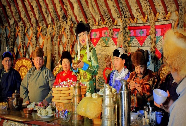 Trong ba ngày Tết, người Mông Cổ chỉ mặc trang phục dân tộc. Mọi người thường tụ họp tại nhà của người già nhất trong vùng. Sau đó, họ cùng nhau trò truyện, vui đùa, trao đổi các món ăn và thưởng thức chúng. Ảnh: BJ.