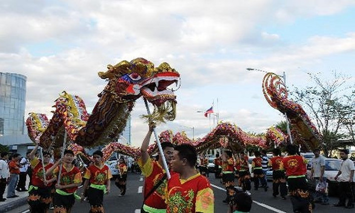 Hoạt động đón mừng năm mới của người dân Philippines không thể thiếu các màn múa lân, múa rồng.