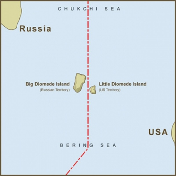 Nếu một người đứng ở đảo "Little Diomede" để ngắm "Big Diomede", có nghĩa là họ đang chiêm ngưỡng thế giới ở 23h trong tương lai và ngược lại. Chính điểm thú vị này khiến nhiều người gọi chúng với cái tên là Đảo Ngày mai và Đảo Hôm qua. Nếu ở Little Diomede (bên phải) đang là buổi trưa thì tại Big Diomede (bên trái) lại là 9h ngày hôm sau.