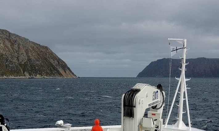 Các hòn đảo Big Diomede và Little Diomede thuộc quần đảo Diomede, nằm trong eo biển Bering, giữa Alaska (Mỹ) và Siberia (Nga). Xét về địa lý, chúng cách nhau khoảng 3,8km nhưng lại được đánh dấu biên giới quốc tế giữa hai nước Nga và Mỹ. Do vậy, chúng có sự cách biệt khá lớn về múi giờ. Little Diomede thuộc biên giới của Mỹ, trong khi đó Big Diomede lại do Nga cai quản.