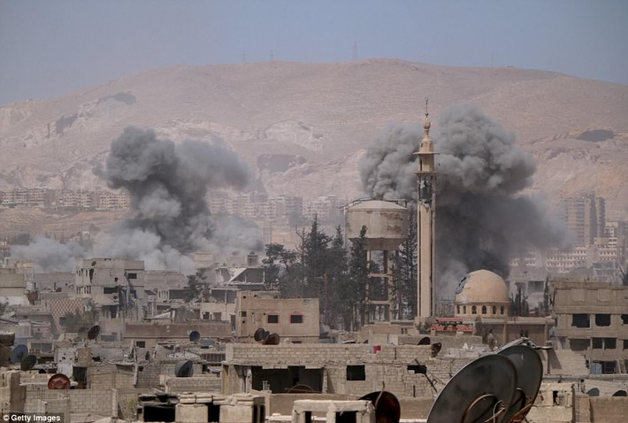 Khói bốc lên sau một vụ không kích ở thị trấn Douma ngày 7/4. Ảnh: Getty.