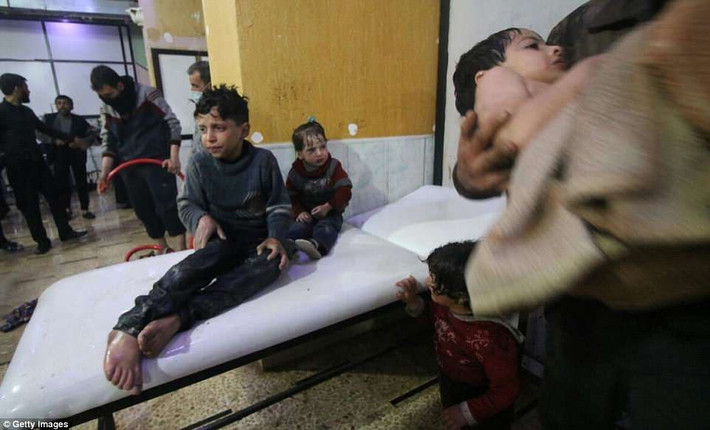 Tuy nhiên, Quân đội Syria bác bỏ cáo buộc trên, cho rằng nhóm khủng bố Jaysh Al-Islam và cơ quan truyền thông của chúng đang bịa đặt ra vụ tấn công này để “vu oan” cho lực lượng chính phủ Damascus. Ảnh: Getty.