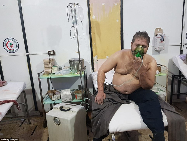 Người đàn ông phải thở oxy sau vụ tấn công nghi sử dụng khí độc ở Đông Ghouta tối 7/4. Ảnh: Getty.