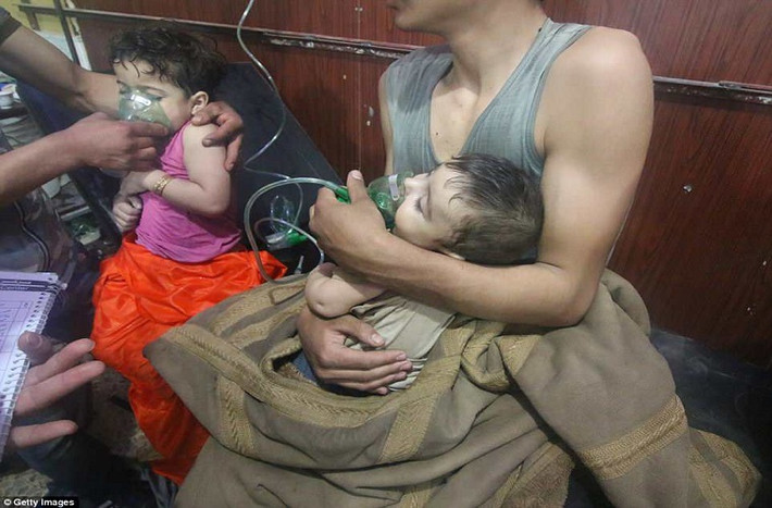Trước đó cùng ngày, các nhà hoạt động đối lập Syria và phiến quân Jaysh Al-Islam "tố" Quân đội Syria đã tiến hành một cuộc tấn công bằng vũ khí hóa học nhằm vào thị trấn Douma, khiến ít nhất 110 người thiệt mạng. Ảnh: Getty.