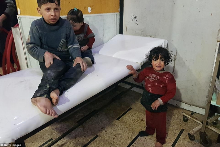 Ba em nhỏ Syria sợ hãi khi ở trong bệnh viện của thị trấn Douma. Ảnh: Getty.