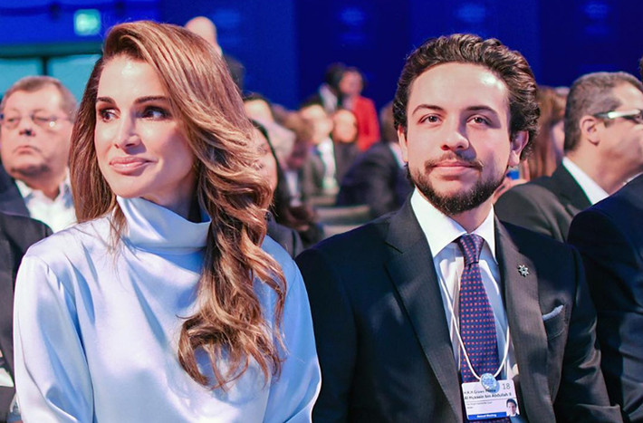 Mẹ của Thái tử Al Hussein bin Abdullah II, Hoàng hậu Rania của Jordan, cũng có lượng theo dõi “khủng” trên Instagram với 4,3 triệu người theo dõi. Ảnh: Hoàng hậu Rania và Thái tử kế vị Jordan tại Diễn đàn Kinh tế Thế giới ở Davos hồi tháng 1/2018.