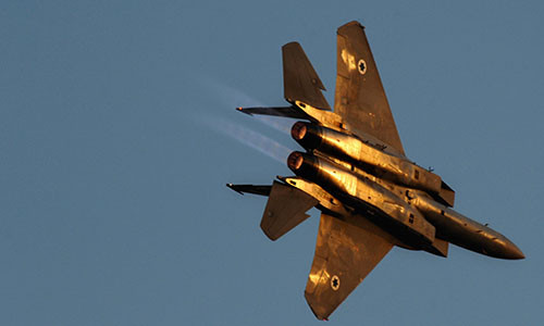 Theo RT, Bộ Quốc phòng Nga ngày 9/4 thông báo, hai chiếc chiến đấu cơ F-15 của Không quân Israel đã oanh kích căn cứ không quân T-4 của Syria ở tỉnh Homs. Ảnh: Reuters.