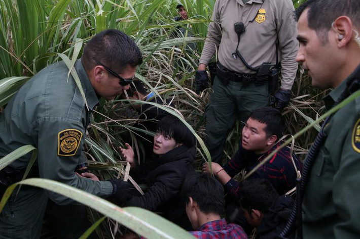 Đến ngày 4/4, Bộ trưởng An ninh Nội địa Mỹ Kirstjen Nielsen cho biết, Tổng thống Trump đã chỉ thị triển khai Lực lượng Vệ binh quốc gia tới khu vực biên giới giữa nước này với Mexico để hỗ trợ lực lượng tuần tra biên giới.