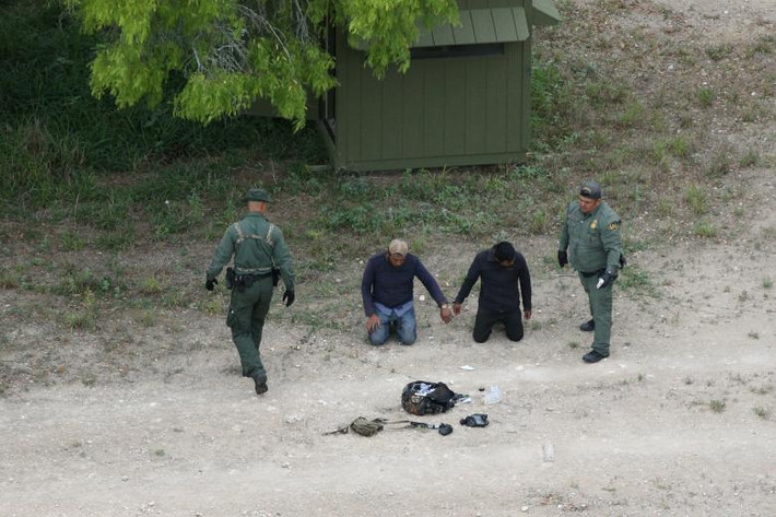 Theo hãng thông tấn Reuters, thung lũng Rio Grande là một trong những "điểm nóng" đối với người nhập cư muốn vượt biên trái phép từ Mexico vào Mỹ. Nhiều di dân tìm cách băng qua khu vực này để vào Mỹ đã bị bắt giữ trong những ngày gần đây. (Nguồn ảnh: Reuters)