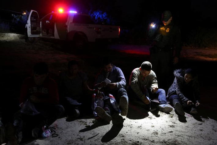 Các di dân vượt biên trái phép vào Mỹ bị bắt trong đêm tối gần McAllen ngày 2/4/2018.