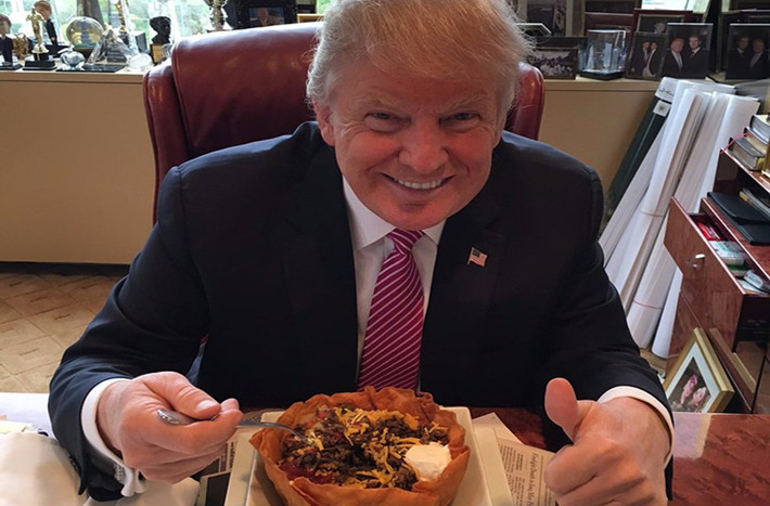 Trước khi trở thành tổng thống, ông Trump thường xuyên ăn tại Trump Tower Grill ở Manhattan, New York. Suất ăn của ông Trump gồm thịt bò được nấu chín với nước sốt cà chua. Tuy nhiên, trong một bức ảnh được chụp vào năm 2016, ông chọn món bánh taco.
