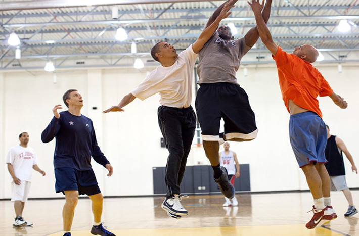 Golf cũng không phải là môn thể thao xa lạ với cựu Tổng thống Obama. Tuy nhiên, môn thể thao yêu thích của ông Obama là bóng rổ. Trong thời gian tại nhiệm, ông Obama thường chơi với các quan chức và nhân viên Nhà Trắng, đặc biệt trợ lý riêng Reggie Love.