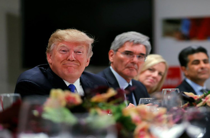 Bloomberg dẫn nguồn tin cho biết, hồi tháng trước, Tổng thống Trump đã bắt đầu ăn nhiều salad, cá, súp, hơn trong khi hạn chế ăn các loại thịt đỏ so với trước.