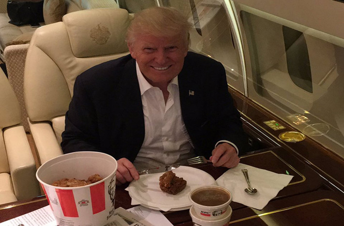 Trong chiến dịch tranh cử, khi ngồi trên máy bay riêng, ông Trump thường dùng đồ ăn nhanh được mua từ các cửa hàng như Domino’s, KFC hay McDonald,...
