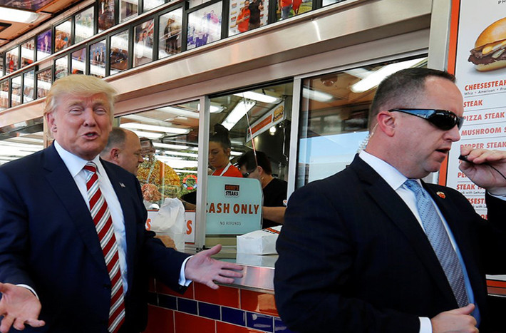 Tổng thống Trump dường như rất thích đồ ăn nhanh. Ông thường dừng chân tại các cửa hàng đồ ăn nhanh trong chiến dịch tranh cử tổng thống hồi năm 2016. (Nguồn ảnh: Business Insider)