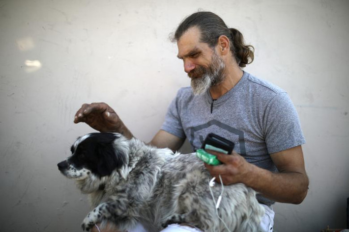 Daniel McMillan, 45 tuổi, sống trong cảnh "màn trời chiếu đất" ở Los Angeles trong suốt 20 năm qua.