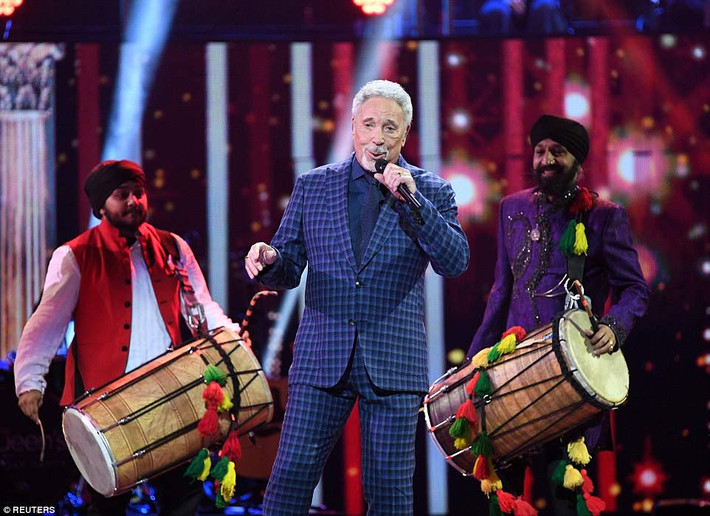 Ca sĩ Tom Jones biểu diễn tại hội trường Royal Albert tối 21/4.